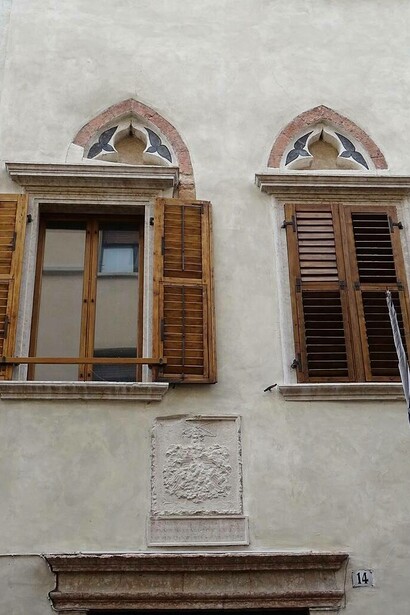 Le finestre quattrocentesche di Palazzo Bortolazzi Larcher Fogazzaro, Trento, Italia