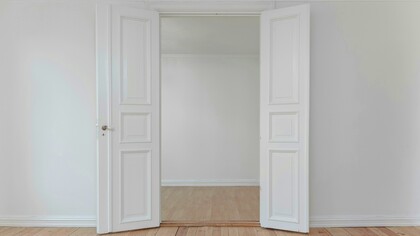 Una determinata e insistente pressione per forzare un pezzo di puzzle in una posizione sbagliata, nonostante sia evidente che non combaci