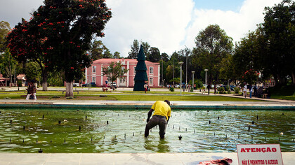 Trabalhador em um parque no Huambo, Angola