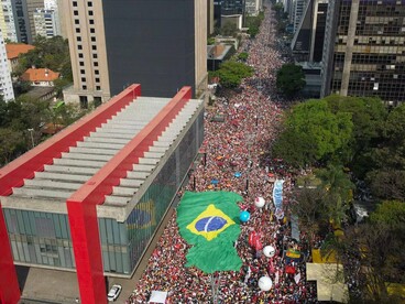 A presença de manifestantes nas ruas dá dimensão à mobilização política em defesa de Lula e contra a extrema-direita. Em uma sociedade polarizada, a participação coletiva torna visíveis as diferentes propostas de país e a disputa pelos rumos da democracia brasileira