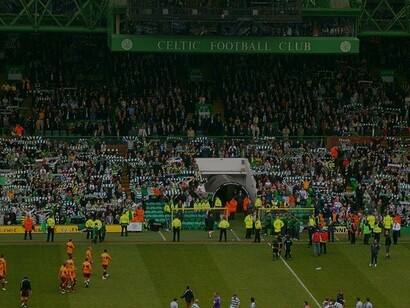 Celtic Park, Glasgow, Scozia. I tifosi del Celtic alzano le loro sciarpe al cielo poco prima dell'inizio di una partita