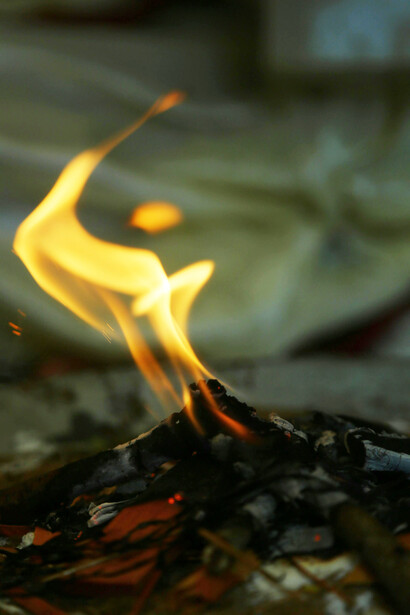 Pequeña hoguera moviéndose e iluminando su alrededor. En un sentido positivo, el fuego es pureza y lleva al Hombre hacia su natural condición divinal