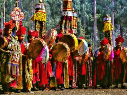 Bhutan – Monaci con i caratteristici strumenti durante il Festival di Punakha, foto Sergio Pessolano