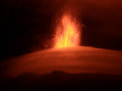 Volcán que escupe fuego desde las entrañas de la tierra