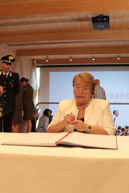 La presidenta de Chile, Michelle Bachelet, firma en el libro de visitas del pabellón de Chile en Expo Milano 2015