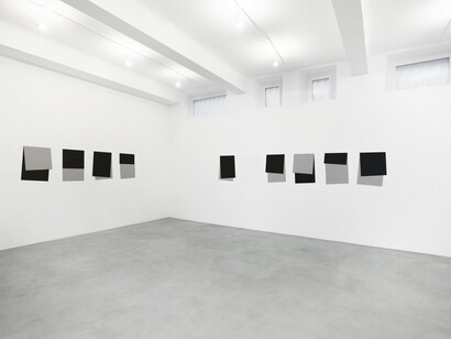 Grazia Varisco, Risonanza al tocco, 2010 Acciaio, 200x50 cm Courtesy A arte Invernizzi, Milano. Foto Thomas Libis, Milano