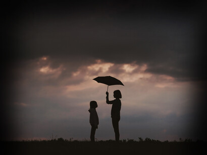Madre protege a su hija de la inminente tormenta. Descubrir que las noticias no son novedosas y menos aún las de última hora