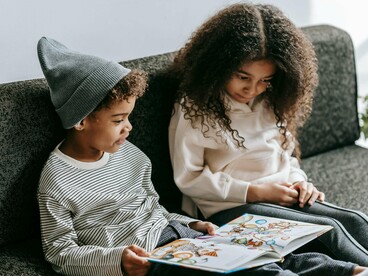 A escritora, professora, contadora de histórias e especialista em Educação Infantil e Educação Antirracista Bruna Cristina tem se dedicado à transformação da educação desde os primeiros anos de vida, com ênfase no lúdico e na literatura como ferramentas de valorização da identidade negra