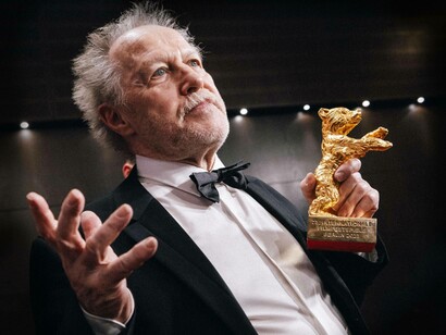 Nicolas Philibert che impugna l'orso d'oro al Festival di Berlino