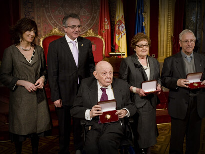 El Presidente Sanz entrega la Cruz de Carlos III el Noble a Leonardo Polo