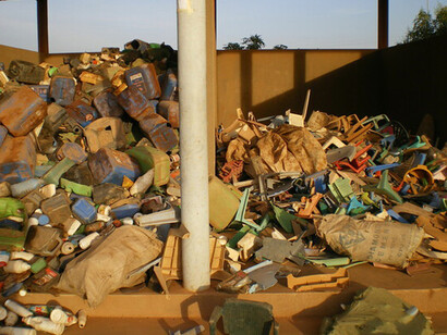 ¿Por qué el discurso de la ciencia sólo obedece a la voz de su Amo, sin parar mientes en las consecuencias que puedan derivarse de sus descubrimientos e invenciones? Material plástico recogido como materia prima Burkina Faso: Reutilización de residuos sólidos en Uagadugú 