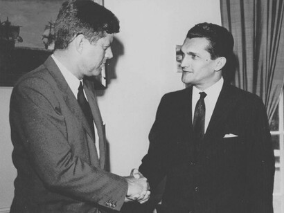 Presidente John F. Kennedy encontra-se com Dr. Celso Furtado, diretor do governo britânico para o desenvolvimento do nordeste brasileiro em 14 de julho de 1961. Escrito quando Furtado estava na Universidade de Cambridge, a obra Formação Econômica do Brasil pretendia ser uma introdução à história econômica do país. Tornou-se um clássico da historiografia econômica e das Ciências Sociais, abordando a formação econômica desde a colonização até o século XX. Furtado analisou as estruturas sociais, as relações de produção e os desafios enfrentados pela economia brasileira