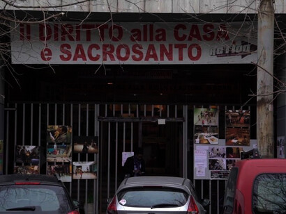 Uno degli ingressi dello stabile occupato abusivamente