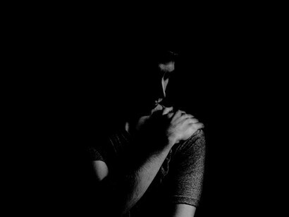 Portrait of a man trying to reassure himself. Aporia is the lack of exit
