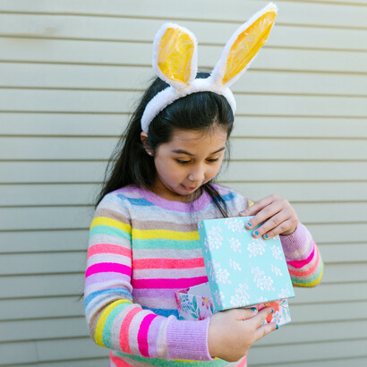 Garota se surpreende com conteúdo inesperado dentro de uma caixinha