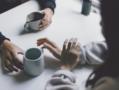 Caffè tra amiche: La reazione comune di una persona che viene criticata è quella di difendersi, di chiudersi in se stessa e questo porterà la persona ad essere poco collaborativa e a non accettare poi una critica costruttiva in futuro
