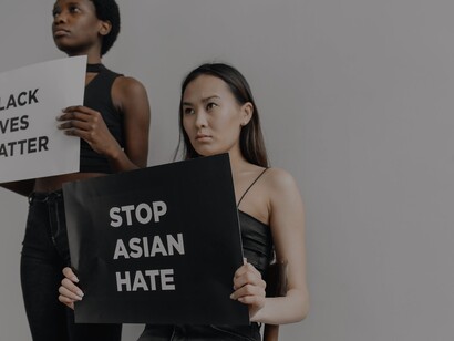 Mulheres seguram cartazes contra o racismo