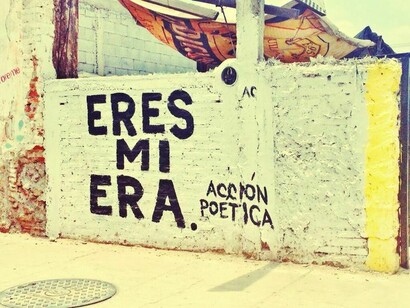 Muro con un verso de Acción Poética
