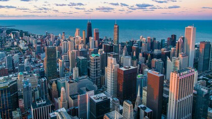 Chicago, USA. È in atto un processo di progressiva depauperizzazione urbana, ed al tempo stesso di estrema privatizzazione di tutto ciò che è pubblico