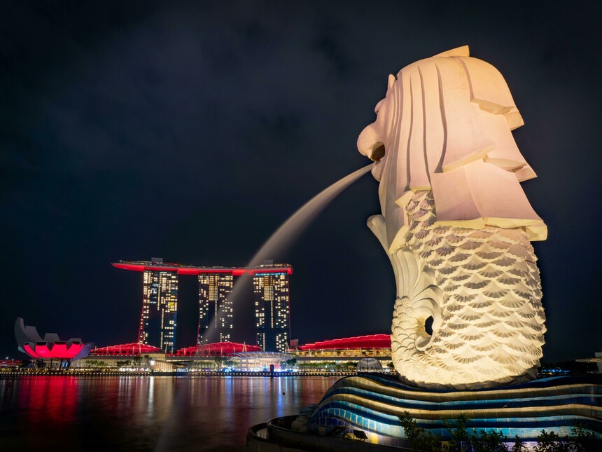 Wandering Singapore alone