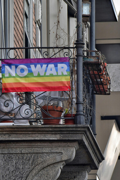 Bandiera della pace con scritto "No alla guerra"
