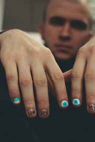 Nail art mania: nel nuovo secolo è normale pensare che lo smalto per unghie sia unisex e coloro che fanno più tendenza sono le celebrità maschili