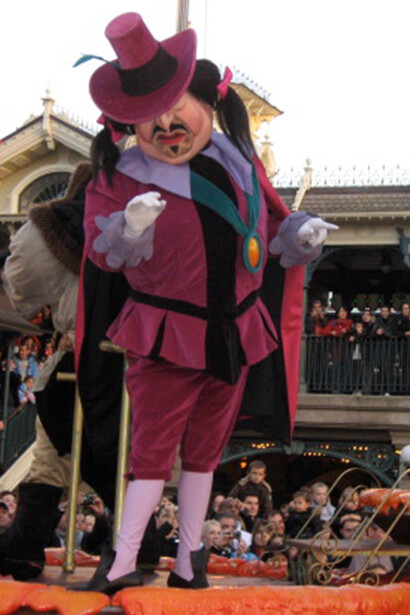 Personagens da Disney. Na Fantasyland, as histórias da Branca de Neve e do Pinócchio foram contadas em “cavernas”, onde entrávamos com carrinhos e víamos os cenários de toda a história