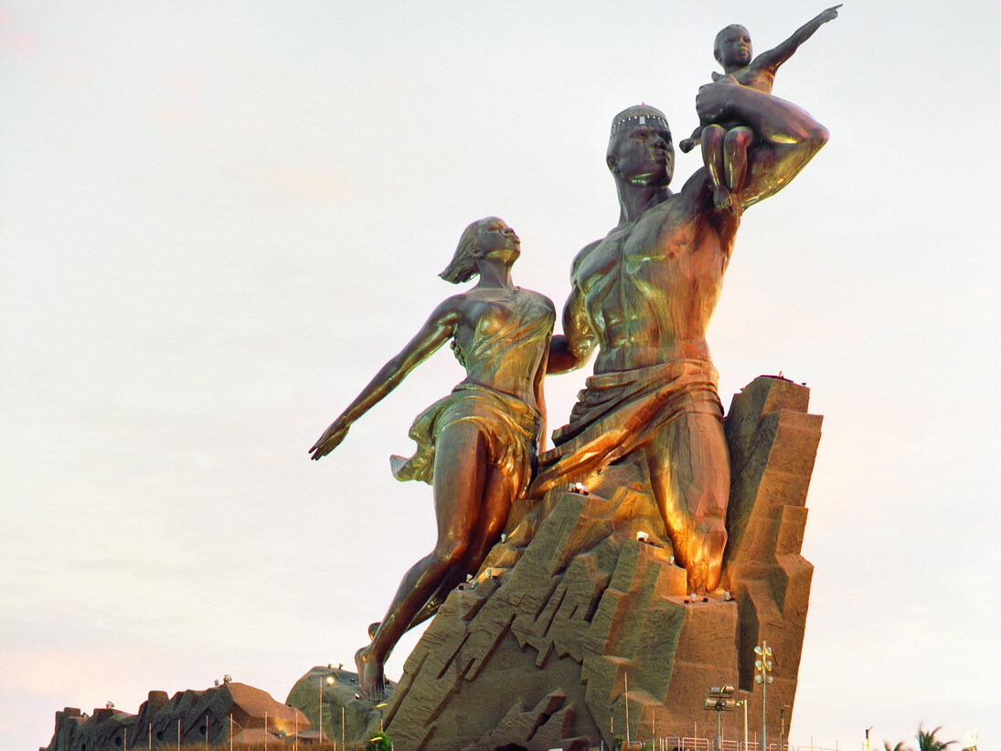 Onejoon Che, M.M.C project_African Renaissance Monument - Built in 2010, Digital C-print, 66x51cm, 2014