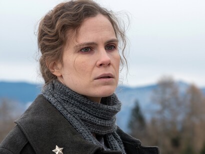 Con "Campo di battaglia", Gianni Amelio dimostra ancora una volta la sua capacità di raccontare storie umane con profondità e sensibilità. Federica Rossellini è Anna, infermiera della Croce Rossa, in una scena del film