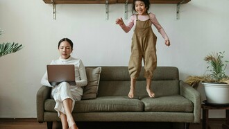 Mãe trabalha enquanto filha brinca a seu lado. Construir uma rede de apoio passa a ser requisito fundamental para que a adaptação ocorra, mas nem sempre essa é uma conquista fácil de se concretizar. Afinal, ao mudar de país a imigrante deixa mãe, tia, irmã, a melhor amiga e todas as demais amigas em seu país de origem. A imigrante está só. Está consigo e seu núcleo familiar (se assim o tiver)