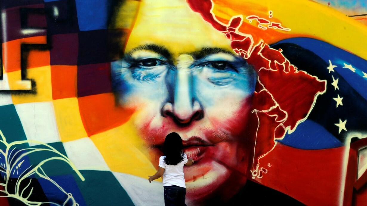 Mural con la cara de Hugo Chávez en las calles de una ciudad venezolana