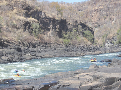 Aventureros practicando rafting en el río Zambeze en el sur de África