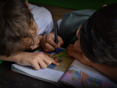 Dos niños estudian juntos un libro de texto. Las diferencias lingüísticas, reflejan diferencias genéticas