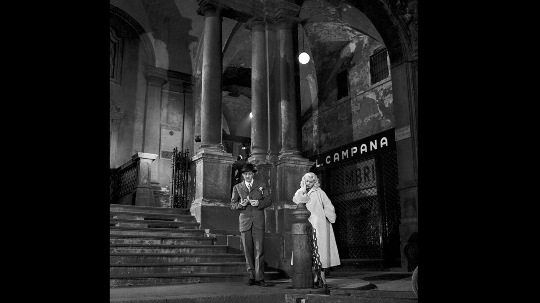 Dario Fo e Franca Rame durante la lavorazione del film Lo svitato di Carlo Lizzani in Piazza Mercanti; Milano, 07/12/1955; ©ArchiviFarabola