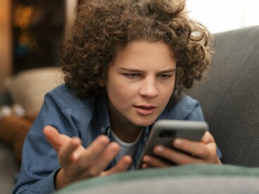 O celular ocupa o centro da atenção do adolescente durante o tempo de descanso. Plataformas digitais operam explorando emoções intensas para manter engajamento constante. Com vídeos, desafios e interações online, o cérebro adolescente permanece exposto a ciclos rápidos de recompensa emocional e validação social