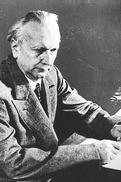 El filósofo Karl Jaspers, quien sostiene que existen tres orígenes de la filosofía: el asombro, la duda y las situaciones límite