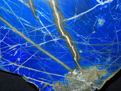 Con su característico color azul intenso, combinado con inclusiones doradas de pirita, el lapislázuli evoca la imagen de un cielo estrellado