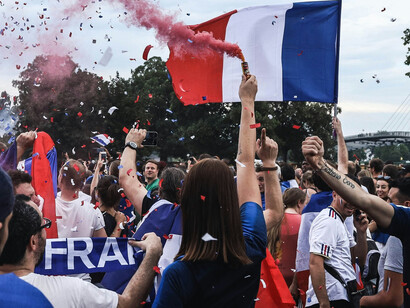 La passion de la France, incarnée par la ferveur des supporters. Un festin culinaire et festif qui célèbre les saveurs et les victoires