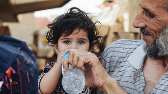 Distribuzione dell'acqua alle famiglia dopo attacco Isis in Iraq, 2020 (Sir Barnaby)