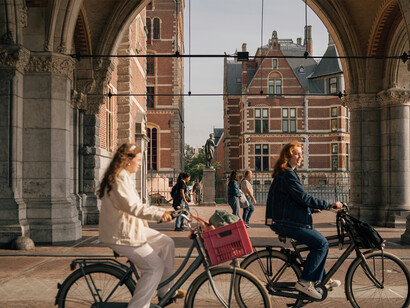La bicicletta è il simbolo della città ed è il mezzo di trasporto più diffuso e più usato ad Amsterdam