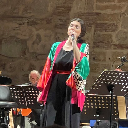 Simona Molinari è una cantautrice raffinata e versatile, capace di spaziare con eleganza tra jazz, swing e pop