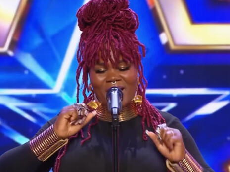 Em suma, Rhodália Silvestre tem jazz e espalha-se pelo corpo. Tem carisma na atitude e na voz, que não compromete o ao vivo e desdobra-se em várias camadas. É sobretudo uma artista performativa, ou de palco, onde transforma as composições. Apesar da clareza da sua individualidade vocal, a dimensão lúdica do seu ato musical é também uma das suas feições