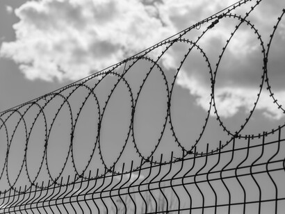 Comportamento e normas sociais: a necessidade de comportamento adequado, regrando nossas inclinações, e como isso reflete nas interações sociais e punições