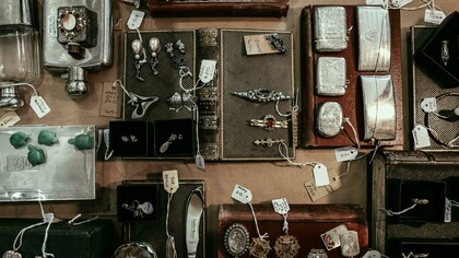 A jovem A. Sinai forneceu uma moldura especial em ouro, imaginada e desenhada por si, a 2 esmaltes franceses comprados por seus pais em antiquários