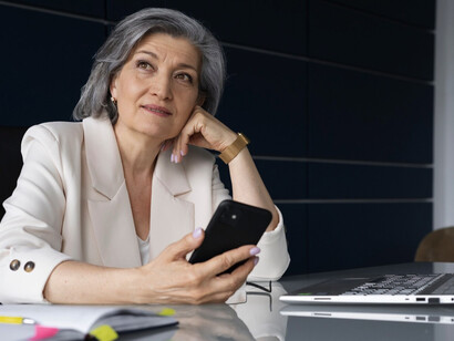 Es recuperar las conversaciones cotidianas, esas simples que hablan del estado del tiempo o de cualquier evento que nos haga vernos cara a cara para saludarnos y reconocernos como seres que habitamos, una experiencia humana, aquí y ahora