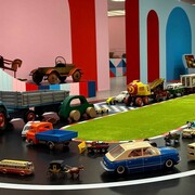Mark Dion, Delirious toys, Ausstellungsansicht. Mit freundlicher Genehmigung der Bundeskunsthalle