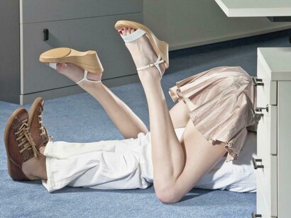 Una pareja mantiene relaciones sexuales debajo de una mesa de oficina