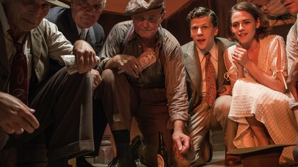 Jesse Eisenberg e Kristen Stewart num fotograma de Café Society