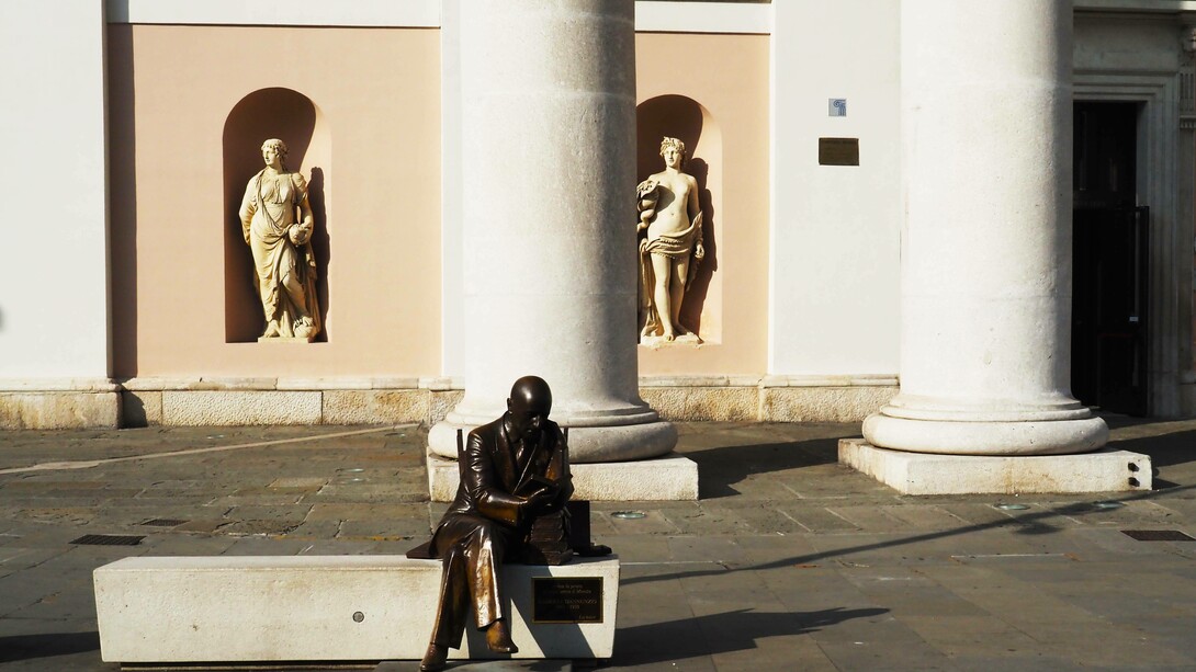 Statua di Gabriele D'annunzio in piazza della Borsa a Trieste, Italia