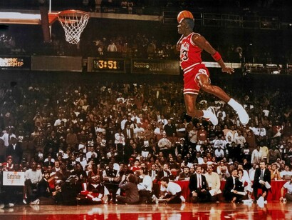 Michael Jordan vuela hacia la canasta
